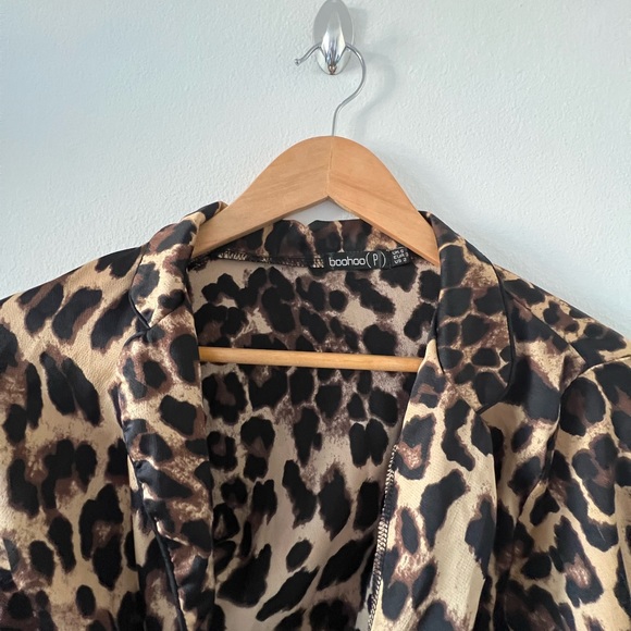 Leopard print wrap top size small/ sold out on boohoo website - Picture 6 of 6